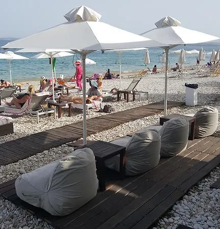 Bessie's Seaside Barbáti
